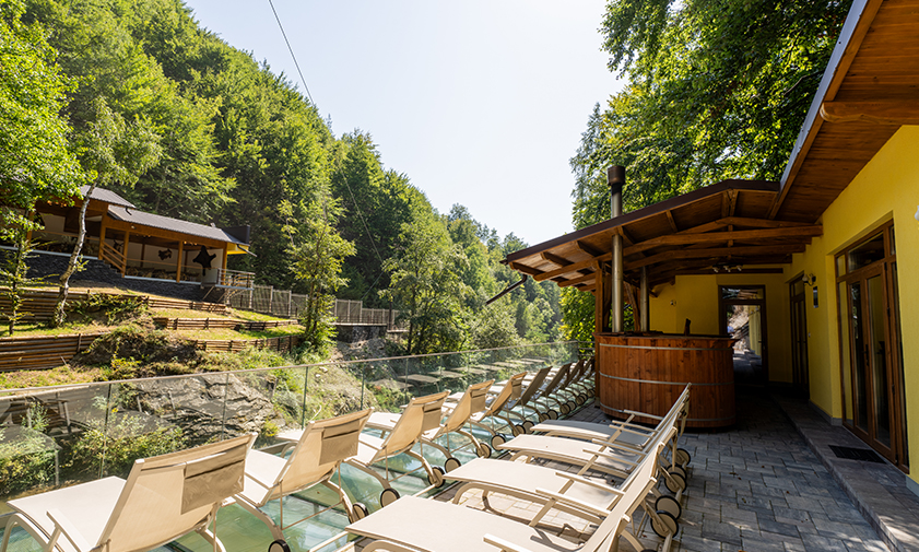Intrarea la Spa si sezlongurile de la complex turistic Domeniul Gîrbea